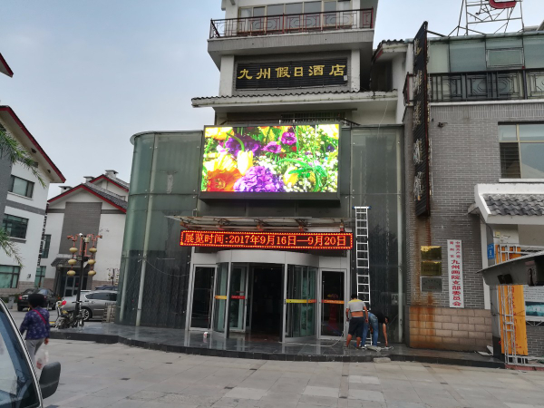 戶外P5全彩顯示屏交付使用，效果絕對(duì)沒(méi)得說(shuō)