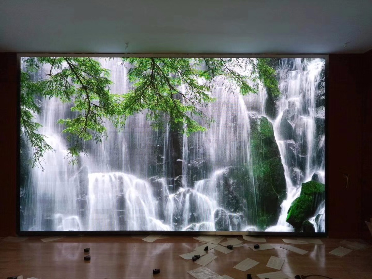 濰坊地理測(cè)繪局室內(nèi)P2.5全彩屏加班加點(diǎn)完工，等著看十九大呢