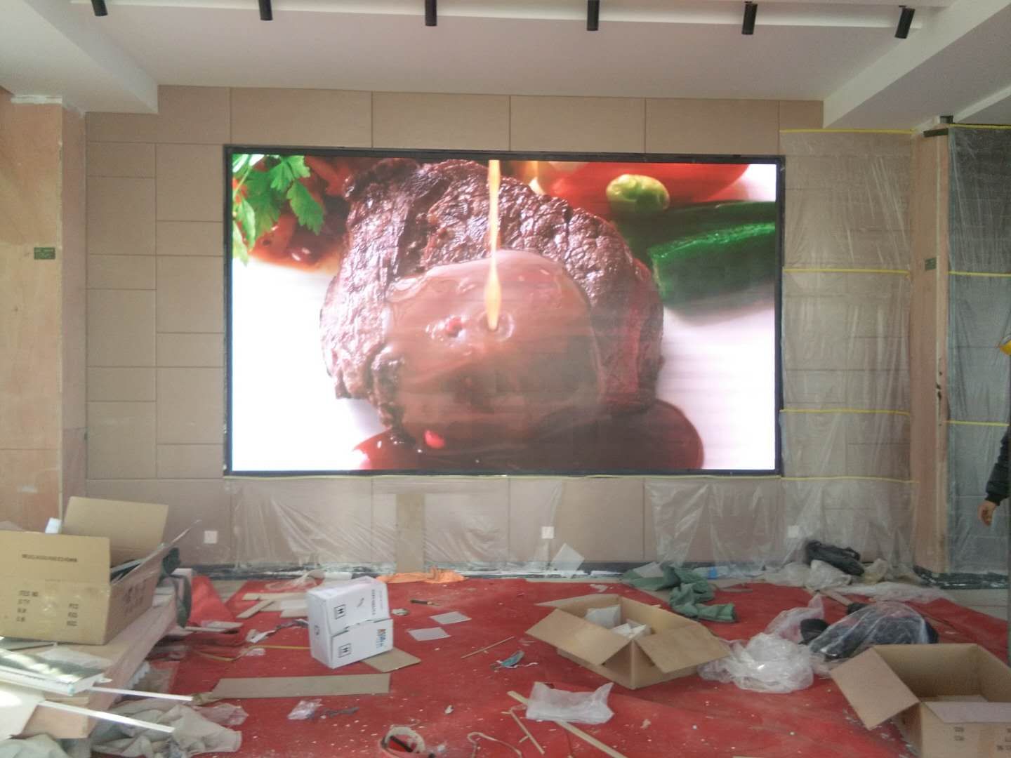 加班加點(diǎn)又一塊完工，室內(nèi)P3全彩屏